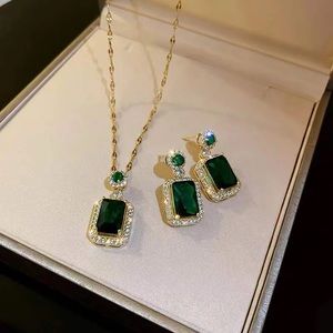 Emerald necklace and earrings set. Titanium steel. 18k gold plated.